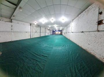 Comercial · 451m² · 4 Quartos · 1 Vaga · Espaço amplo, banheiros e garagem no Bairro Floresta