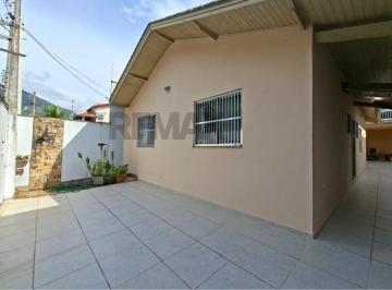 Casa · 230m² · 3 Quartos · 5 Vagas · Casa no centro em Peruíbe: Espaço, Conforto e Praticidade