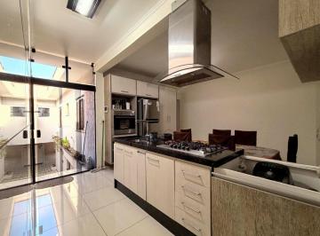e54f25fb-1c5c-4590-a722-8aad72de9aea · Elegante casa para venda em Vila Nossa Senhora das Vitórias com 3 quartos, sendo 1 suíte, 160m²