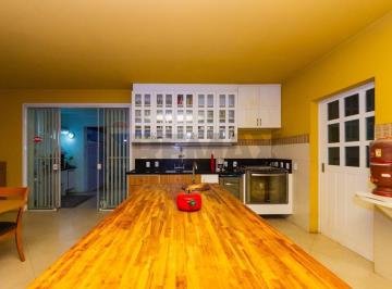 Casa · 255m² · 3 Quartos · 6 Vagas · Casa de esquina em estilo chalé contemporâneo na Vila Cordeiro