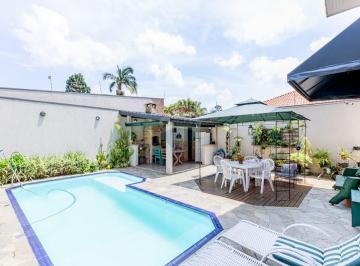 Casa · 350m² · 4 Quartos · 4 Vagas · Excelente casa com quatro suítes, piscina, sala com lareira, quatro vagas
