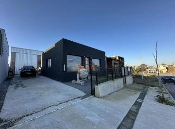Comercial · 144m² · 2 Quartos · 3 Vagas · Pavilhão Semi-novo com Escritório em Farroupilha São Francisco