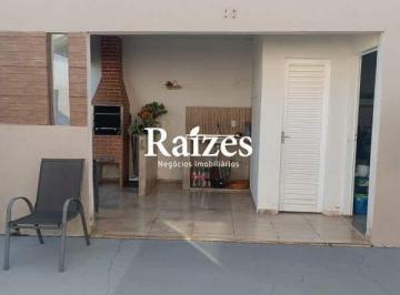 Casa · 140m² · 3 Quartos · 2 Vagas · Casa à venda no Jardim Europa em Uberlândia com 3 quartos sendo 1 suíte, 2 vagas e varanda gourmet