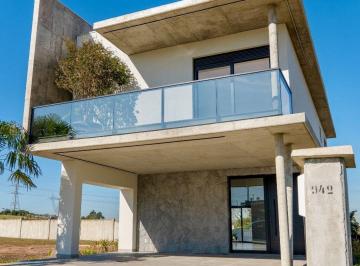 Casa · 215m² · 3 Quartos · 2 Vagas · Se você procura conforto, segurança e alto padrão de acabamento, esta é a oportu