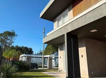 Casa · 290m² · 4 Quartos · 2 Vagas · Sobrado de esquina em Capão da Canoa
