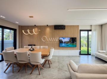 1 · Casa de condomínio com 219.54 m², 3 quartos sendo 1 suíte à venda no bairro Santa Felicidade.