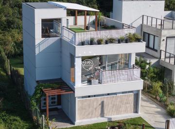 Casa · 160m² · 3 Quartos · 3 Vagas · Casa com vista mar na Gamboa - planta invertida, terraço e 250 m da praia