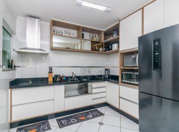 af25ecc4-98e6-481a-ae24-fe1c6faf7c2f · Versátil casa em condomínio para venda com 3 quartos, sendo 1 suíte, 172m²