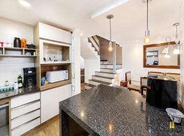 Casa · 151m² · 3 Quartos · 2 Vagas · Sobrado com 3 quartos, sendo 1 supite, com 2 vagas de garagem no Bairro Portão.