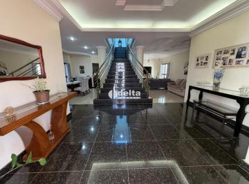 Casa · 460m² · 4 Quartos · 4 Vagas · Casa residencial com 4 suítes disponível para locação no bairro Jaraguá em Uberlândia-MG