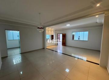 Casa · 231m² · 3 Quartos · 4 Vagas · Casa com 3 quartos sendo 2 suíte disponível para venda no bairro Tabajaras em Uberlândia-MG