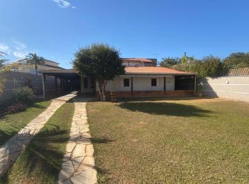 Casa de 5 quartos, Brasília · Não Perca: Linda casa para aluguel com 5 quartos, vista para o lago e amplo jardim no Lago Sul.