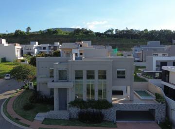 Casa · 447m² · 4 Quartos · 6 Vagas · Casa de Condomínio para venda em Jardim Samambaia de 447.00m² com 4 Quartos, 4 Suites e 6 Garagens