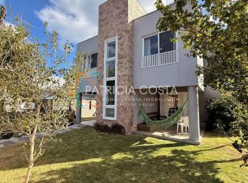 Casa · 134m² · 4 Quartos · 3 Vagas · Casa com Quatro Dormitórios à Venda no Centro - Garopaba/SC