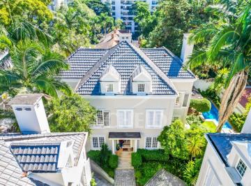 Casa · 386m² · 4 Quartos · 4 Vagas · Casa em condomínio de alto padrão com 4 suítes