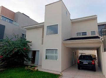 Casa de 3 quartos, Pinhais · Sobrado amplo, ensolarado, com quintal e jardim