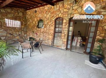 Casa · 217m² · 8 Quartos · 1 Vaga · Casa Grande com 8 Quartos à Venda no Piratininga - BH | Quintal Amplo e Hidro!