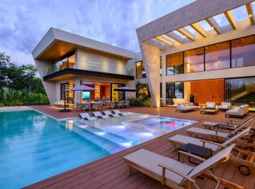 Casa · 1800m² · 6 Quartos · 5 Vagas · Há uma forma de existir que muda tudo.