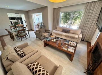 Casa · 270m² · 3 Quartos · 4 Vagas · Casa de Condomínio para venda em Granja Viana de 270.00m² com 3 Quartos, 3 Suites e 4 Garagens