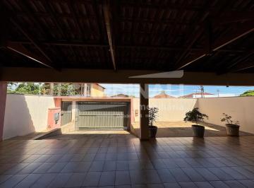 Casa · 251m² · 3 Quartos · 5 Vagas · Casa para venda em Centro de 251.00m² com 3 Quartos, 1 Suite e 5 Garagens