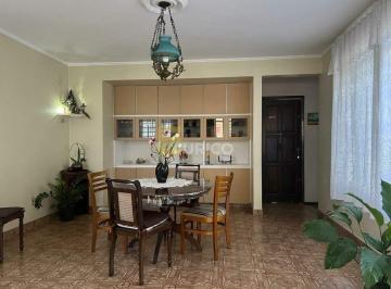 Casa · 320m² · 5 Quartos · 6 Vagas · Casa para venda em Castelo de 320.00m² com 5 Quartos, 1 Suite e 6 Garagens