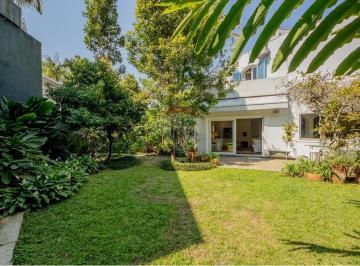 Casa · 295m² · 4 Quartos · 6 Vagas · Casa bem aconchegante e espaçosa com muita área verde,  4 quartos e 6 vagas.