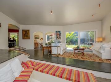 Casa · 295m² · 4 Quartos · 6 Vagas · Casa bem aconchegante e espaçosa com muita área verde, 4 quartos e 6 vagas.
