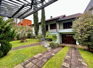 Casa · 270m² · 4 Quartos · 4 Vagas · Casa com amplo pátio e 4 quartos para locação, no bairro Sagrada Famíla
