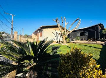 Casa · 200m² · 3 Quartos · 2 Vagas · .
