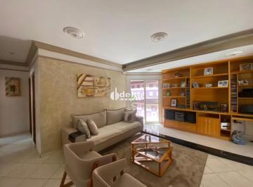 Casa · 300m² · 3 Quartos · 2 Vagas · Casa com 3 quartos sendo 1 suíte disponível para venda no bairro Santa Mônica em Uberlândia-MG