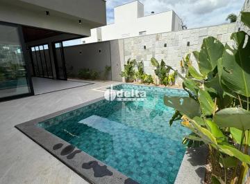 Casa · 360m² · 4 Quartos · 3 Vagas · Casa em condomínio com 4 suítes disponível para venda no bairro Laranjeiras em Uberlândia-MG