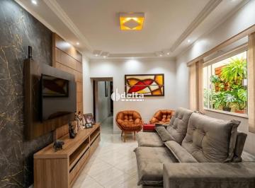 Casa · 170m² · 3 Quartos · 2 Vagas · Casa com 3 quartos sendo 1 suíte disponível para venda no bairro Presidente Roosevelt em Uberlândia