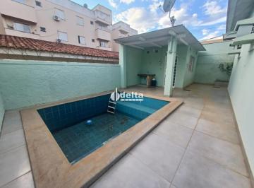 Casa · 330m² · 4 Quartos · 3 Vagas · Casa com 4 quartos sendo 3 suítes disponível para venda no bairro Umuarama em Uberlândia-MG