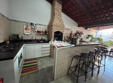 varanda gourmet · Casa com 3 quartos  disponível para venda no bairro Planalto em Uberlândia-MG