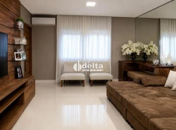 Casa · 250m² · 3 Quartos · 2 Vagas · Casa com 3 quartos sendo 1 suíte disponível para venda no bairro Jardim Patrícia em Uberlândia-MG