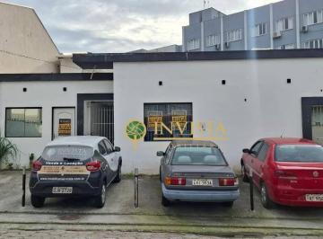 e8fc9f88bf81a8fa5fd799e6e2846e76e6d30251 · Casa com 1 quarto para alugar no bairro Trindade, em Florianópolis.