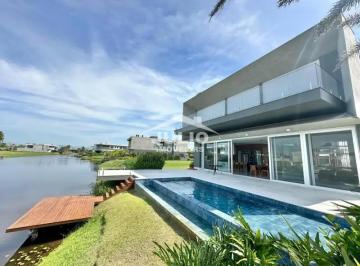 Casa · 458m² · 5 Quartos · 2 Vagas · Ampla Casa localizada no Condomínio Fechado Sense em Xangri-la