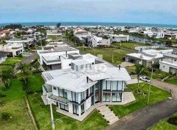 Casa · 591m² · 5 Quartos · 2 Vagas · Casa Localizada no Único Condomínio Fechado a Beira Mar em Torres com 591m² Privativo.