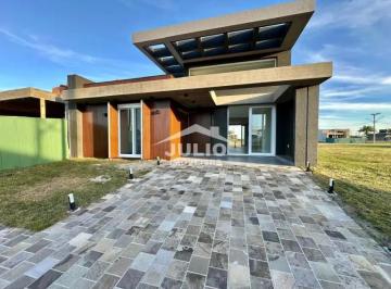 Casa · 160m² · 4 Quartos · 2 Vagas · Casa em Condomínio com 160m², 4 dorm. no bairro Estrada do Mar em Xangri-Lá