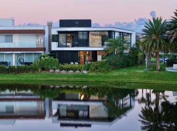 Casa · 346m² · 5 Quartos · 2 Vagas · AMPLO SOBRADO 5 SUÍTES COM LAGO ESTENDIDO E ASSINATURA DE RENOME NO ENSEADA XANGRI-LA