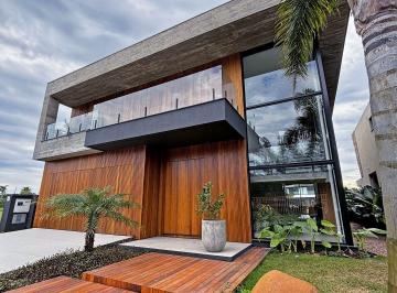 Casa · 519m² · 4 Quartos · 2 Vagas · Ampla Residência localizada no Condomínio Ilhas Park em Torres-rs
