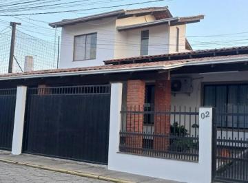 Casa de 3 quartos, Itajaí · Casa em condomínio fechado com 3 quartos, garagem para 2 carros.