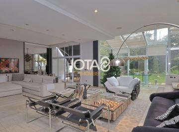Casa · 765m² · 6 Quartos · 4 Vagas · CASA EXCLUSIVA COM 6 QUARTOS E PISCINA NO ECOVILLE!
