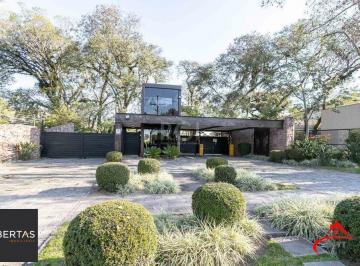 Casa · 431m² · 4 Quartos · 5 Vagas · Casa de condomínio impecável no Las Rocas
