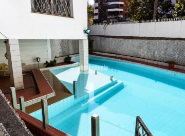 Casa · 220m² · 12 Quartos · 3 Vagas · Casa com Piscina e Amplo Terreno
