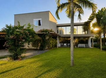 Casa · 451m² · 5 Quartos · 2 Vagas · Casa à venda no Condomínio Laguna com 5 Suítes e Área Gourmet com hidromassagem