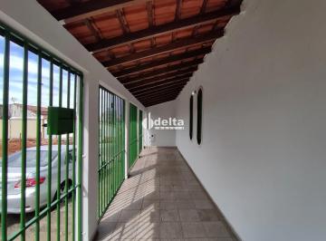Casa · 75m² · 3 Quartos · 1 Vaga · Casa com 3 quartos sendo 1 suíte, disponível para locação no bairro Tibery em Uberlândia-MG.
