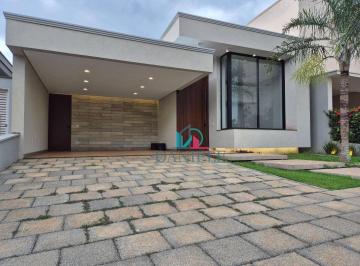 84451a50e083eefcf6885921232cdd562ed29a20 · Casa térrea com 3 suítes, em construção, localizada no condomínio Village Damha I.