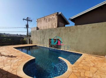 85f947ce1f4f9ea4ba998e583e09e6a535fd9de6 · Casa térrea com 4 dormitórios localizada no bairro Santa Rita de Cássia.