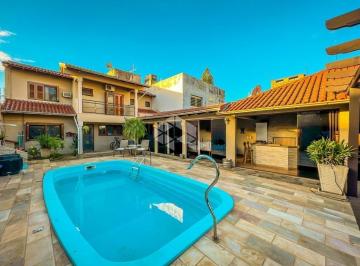 Casa · 400m² · 4 Quartos · 5 Vagas · Casa duplex com campo de futebol e piscina